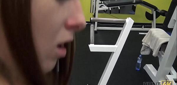 HUNT4K. Das großartige junge Mädchen Linda Sweet liebt nur Sport, Geld und Sex